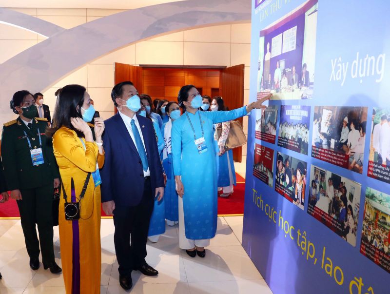 Đồng chí Nguyễn Trọng Nghĩa, Bí thư Trung ương Đảng, Trưởng Ban Tuyên giáo Trung ương; đồng chí Hà Thị Nga, Ủy viên Trung ương Đảng, Chủ tịch Hội LHPN Việt Nam cùng các đại biểu thăm triển lãm 