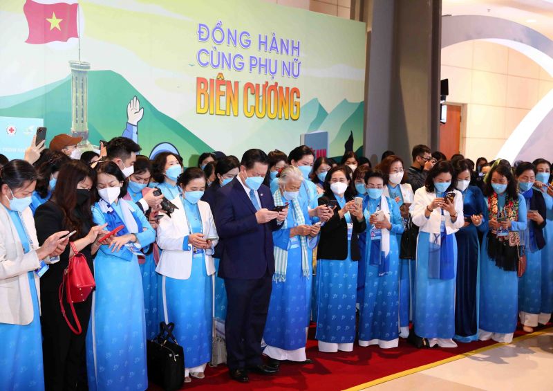 Tại triển lãm, các đại biểu đã nhắn tin ủng hộ để gây quỹ triển khai 130 mô hình sinh kế cho phụ nữ vùng biên cương.