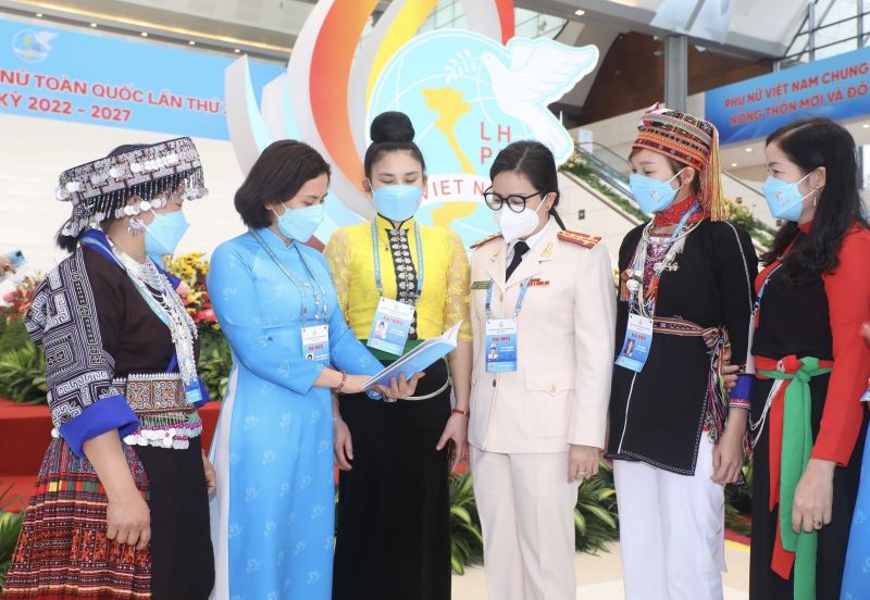 Đại biểu trao đổi, chia sẻ kinh nghiệm hoạt động Hội bên ngoài hội trường