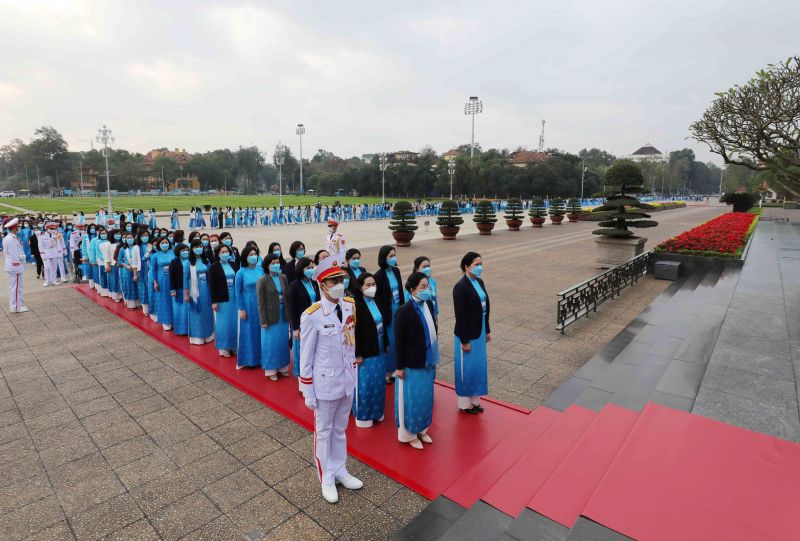 Các đại biểu phụ nữ vào lăng viếng Chủ tịch Hồ Chí Minh kính yêu