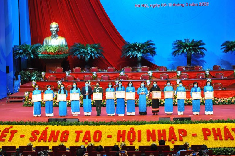 Đồng chí Hà Thị Nga, Ủy viên Trung ương Đảng, Chủ tịch Hội LHPN  Việt Nam, đồng chí  Đỗ Thị Thu Thảo, Phó Chủ tịch Thường trực Hội LHPN Việt Nam trao Bằng khen cho 13 công trình/phần việc xuất sắc tiêu biểu toàn quốc chào mừng Đại hội đại biểu Phụ nữ toàn quốc lần thứ XIII