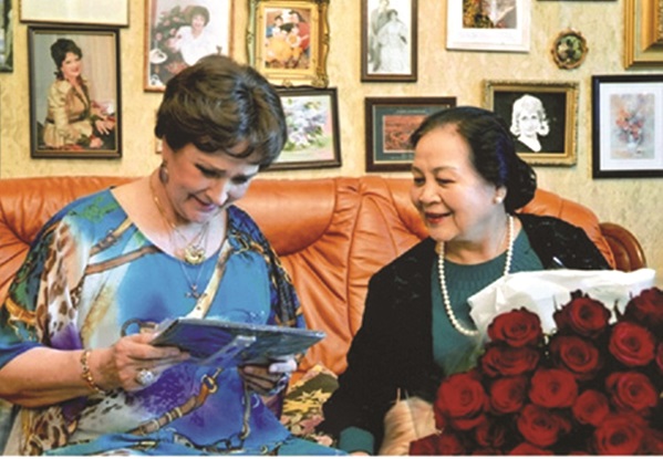 NSND Ngọc Lan và NSND Zinaida Kirienko tại Nga năm 2016