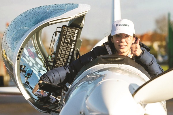 Zara Rutherford vui mừng sau khi hạ c&aacute;nh xuống Wevelgem (Bỉ), ho&agrave;n th&agrave;nh h&agrave;nh tr&igrave;nh kỷ lục 5 th&aacute;ng v&ograve;ng quanh thế giới.