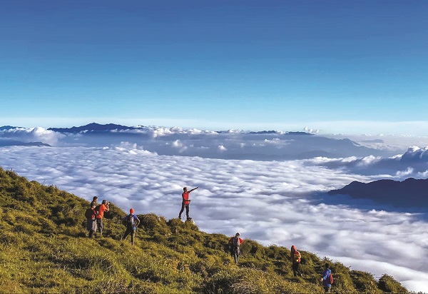 Du khách trekking đỉnh Lùng Cúng, xã Nậm Có, huyện Mù Cang Chải, Yên Bái Du khách trekking đỉnh Lùng Cúng, xã Nậm Có, huyện Mù Cang Chải, Yên Bái