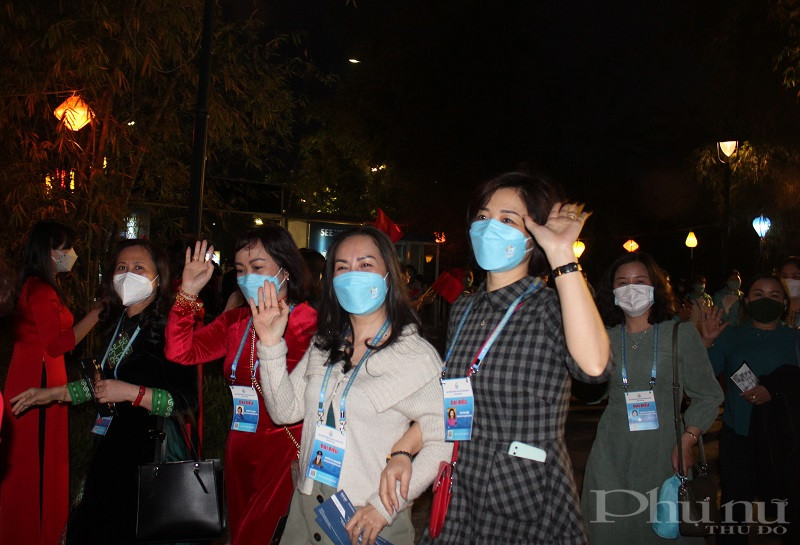 C&aacute;c đại biểu vẫy tay gửi lời ch&agrave;o cảm ơn sự tiếp đ&oacute;n của Ban tổ chức chương tr&igrave;nh