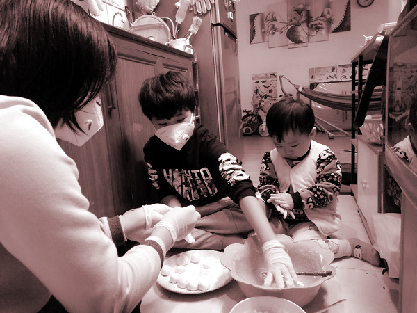 Vợ và các con anh H chăm sóc lại bố khi sức khoẻ đã ổn định