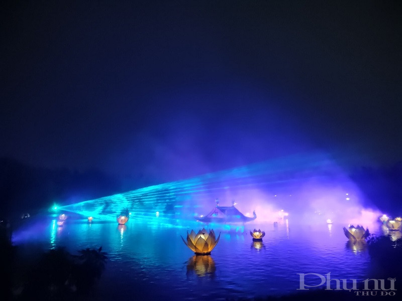 Chương tr&igrave;nh biểu diễn nghệ thuật thực cảnh &ldquo;Tinh hoa Bắc Bộ&rdquo; được d&agrave;n dựng c&ocirc;ng phu với nhiều tiết mục đặc sắc mang đậm n&eacute;t d&acirc;n gian truyền thống.