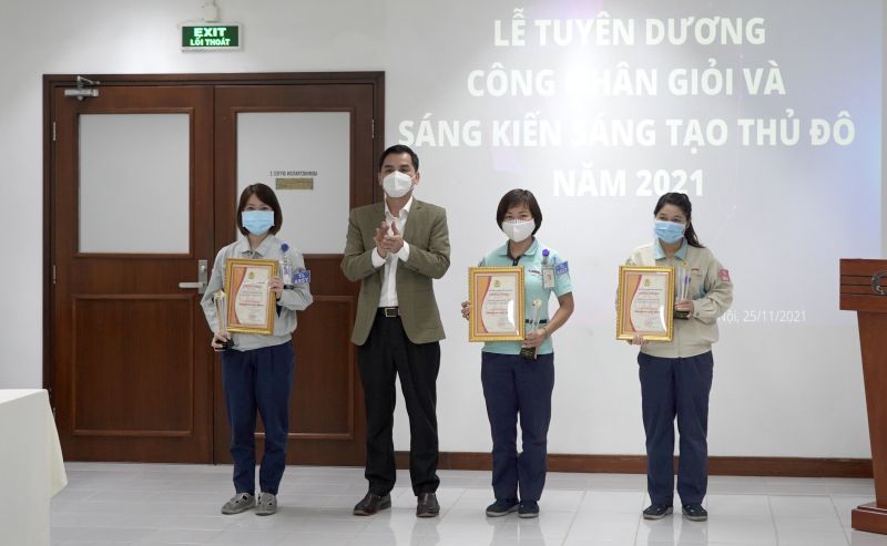 Phó Chủ tịch Liên đoàn Lao động TP trao tặng danh hiệu Công nhân giỏi năm 2021 cho các nữ công nhân công ty Canon Việt Nam