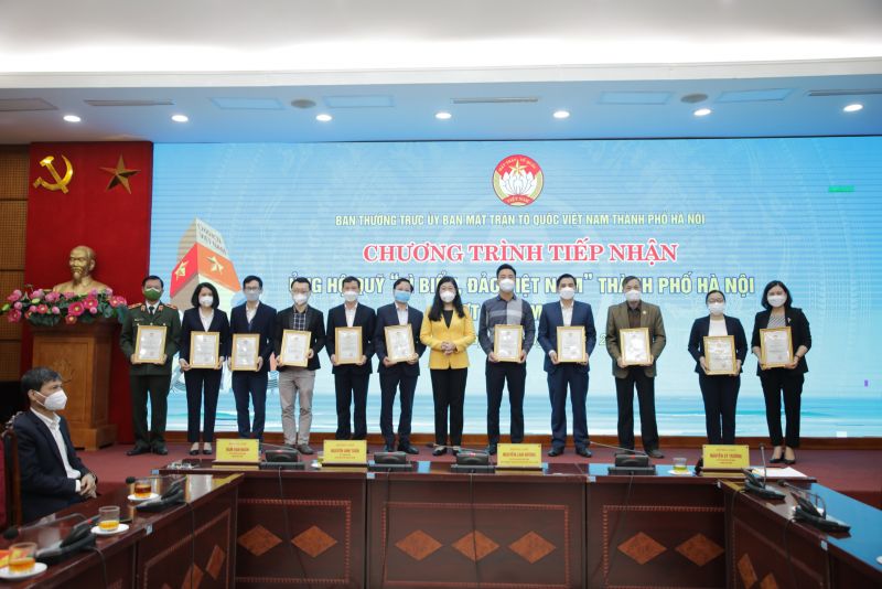 Ủy ban MTTQ TP Hà Nội trao thư cảm ơn tới các đơn vị ủng hộ Ủy ban MTTQ TP Hà Nội trao thư cảm ơn tới các đơn vị ủng hộ