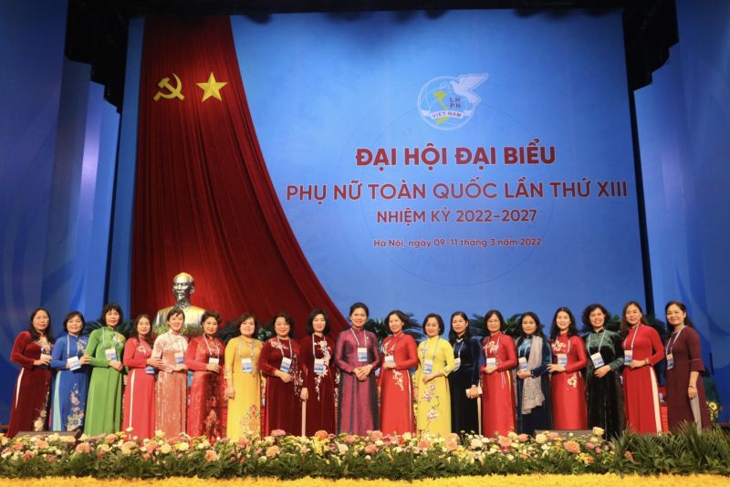 Đồng chí Hà Thị Nga, Ủy viên Trung ương Đảng, Chủ tịch Hội LHPN Việt Nam (thứ 10 từ phải qua) và đoàn đại biểu phụ nữ Hà Nội