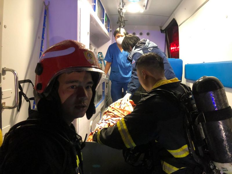 Lực lượng cứu nạn cứu th&agrave;nh c&ocirc;ng ba người mắc kẹt trong căn nh&agrave; bị ch&aacute;y