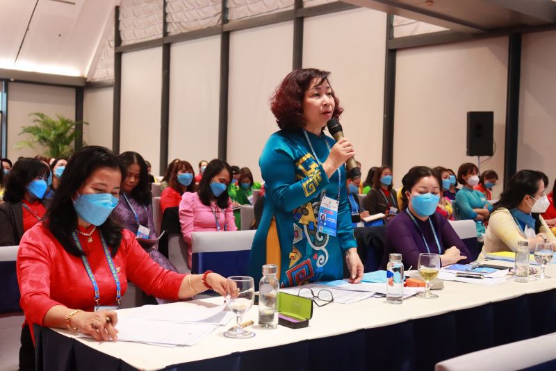 Đồng chí Lê Thị Thiên Hương, Phó Chủ tịch Hội LHPN Hà Nội đóng góp ý kiến tại phiên thảo luận 