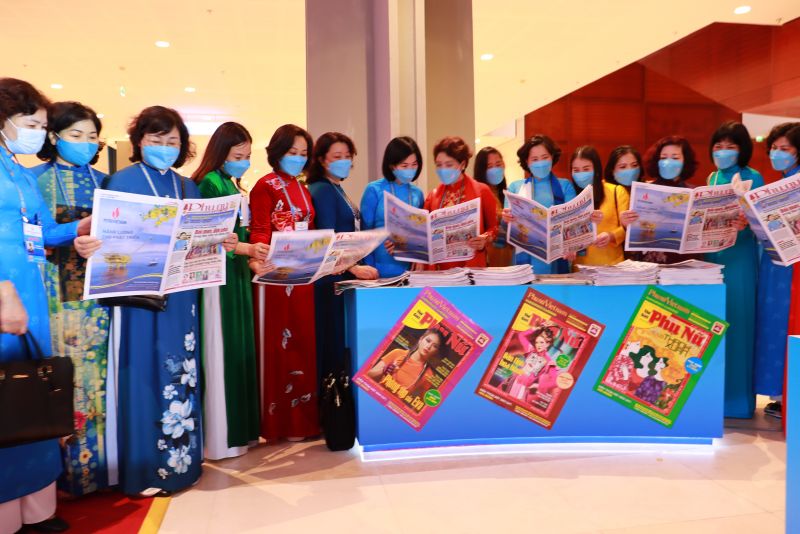 Ấn phẩm báo Phụ nữ Thủ đô cũng có mặt tại Đại hội và được các đại biểu nồng nhiệt đón xem