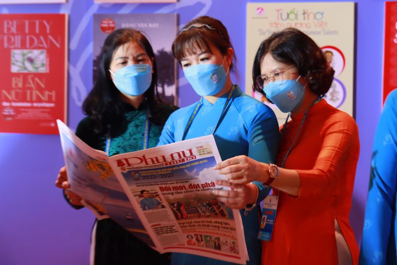 Các đại biểu chăm chú xem ấn phẩm đặc biệt của báo Phụ nữ Thủ đô chào mừng Đại hội