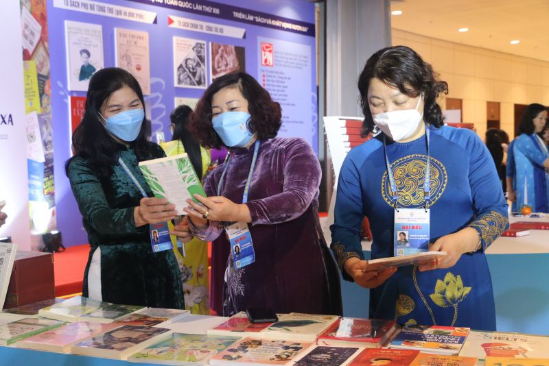 Các đại biểu phụ nữ Hà Nội thăm gian trưng bày sách tại Đại hội