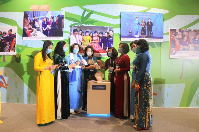 Thăm sản phẩm OCOP gốm sứ Bát Trang