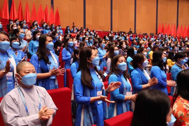 Các đại biểu chúc mừng thành công của Đại hội