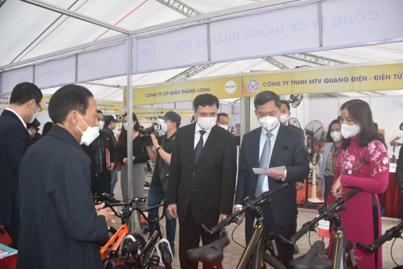 Các đại biểu tham quan gian hàng Các đại biểu tham quan gian hàng