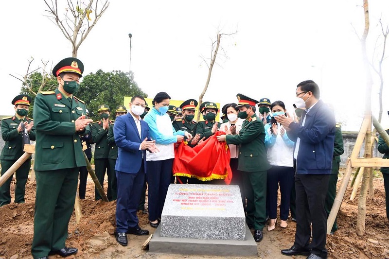 Các đại biểu gỡ băng khánh thành công trình chào mừng Đại hội đại biểu Phụ nữ toàn quốc.