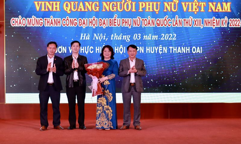 Các đồng chí lãnh đạo Huyện uỷ Thanh Oai tặng hoa, chúc mừng đồng chí Nguyễn Thị Thu Thuỷ - Phó Chủ tịch Thường trực Hội LHPN Hà Nội được tín nhiệm trúng cử Uỷ viên BCH Trung ương Hội LHPN Việt Nam khoá XIII