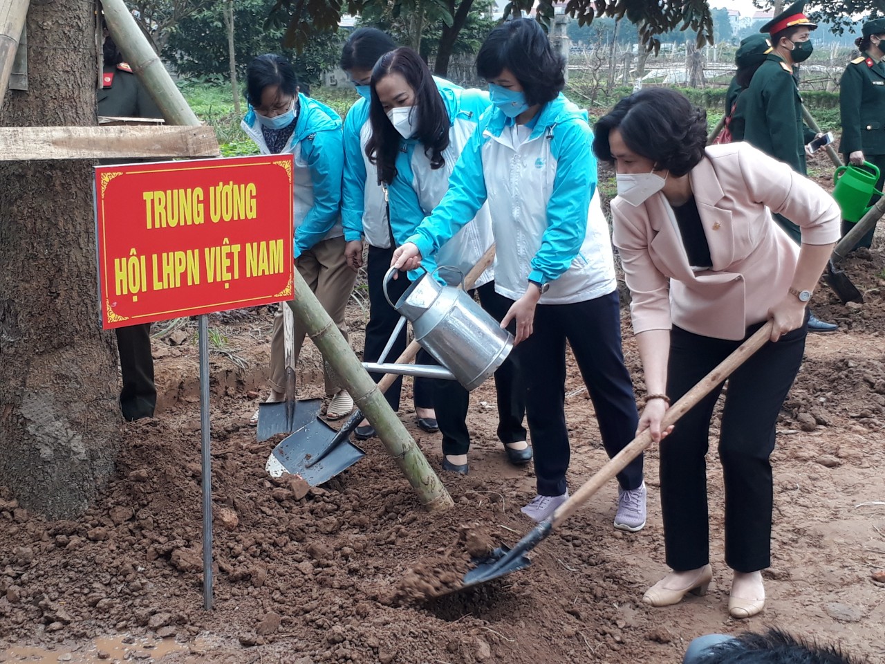 Đồng chí Lê Kim Anh, Chủ tịch Hội LHPN Hà Nội trồng cây tại Đền