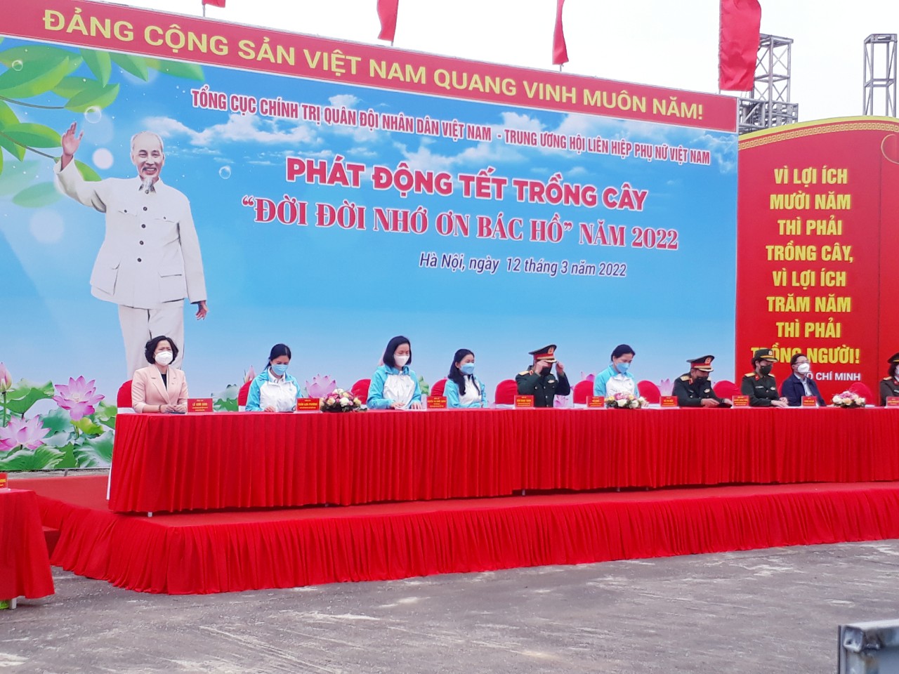 Các đồng chí lãnh đạo tham dự lễ phát động trồng cây tại Đền Hai Bà Trưng.