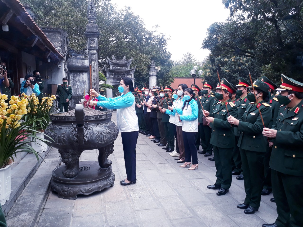 Đồng chí Chủ Hà Thị Nga,Chủ tịch Hội LHPNVN cùng đoàn dâng hương tại Đền Hai Bà Trưng