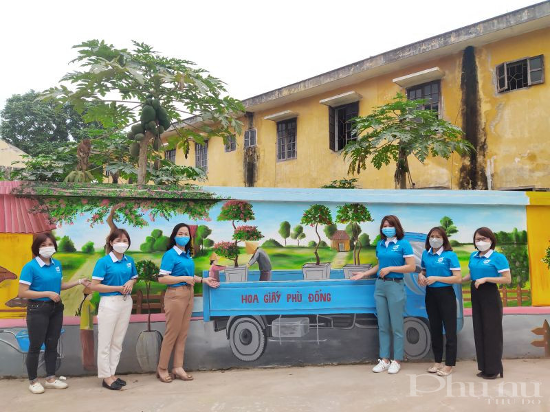 Tuyến đường phía trước khu nhà văn hóa được cán bộ hội viên phụ nữ trên địa bàn và người dân xã hội hóa để vẽ những bức tranh tường góp phần xây dựng xã nông thôn mới kiểu mẫu tại Phù Đổng . Bước tranh tường giới thiệu về làng nghề trồng hoa giấy nơi đây, hiện nghề trồng hoa giấy đã giúp người dân có nguồn kinh tế ổn định hơn