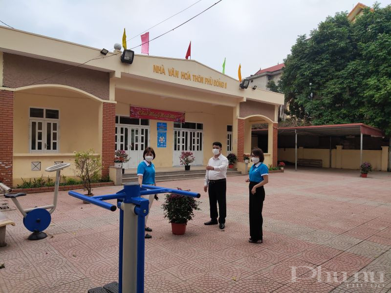 Đồng chí Đặng Thế Quân, Phó Bí thư Thường trực Đảng ủy xã Phù Đổng cùng cán bộ Hội PN thăm quam khu vực nhà văn hóa thôn Phù Đổng 1