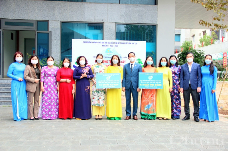 Đại diện Hội LHPN các phường trên địa bàn quận nhận quà để trao tận tay tới các cháu có hoàn cảnh khó khăn. Đại diện Hội LHPN các phường trên địa bàn quận nhận quà để trao tận tay tới các cháu có hoàn cảnh khó khăn.