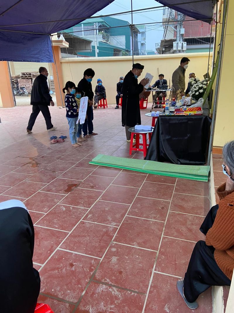 Gia đình đã đưa cháu bé về nhà an táng