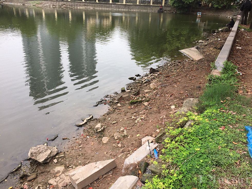 Nhiều nơi xuất hiện tình trạng vìa bao quanh hồ cũng bị sụt lún, tạo khoảng trống nguy hiểm cho người dân