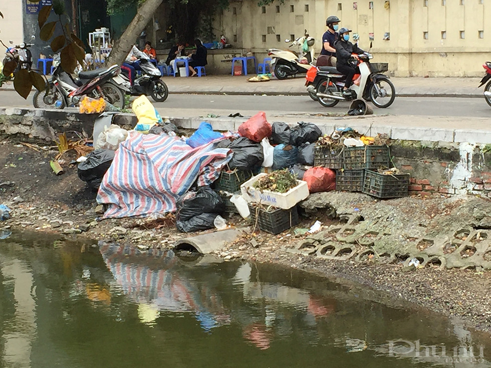 Nhiều khu vực trở thành nơi tập kết rác gây mất mỹ quan đô thị