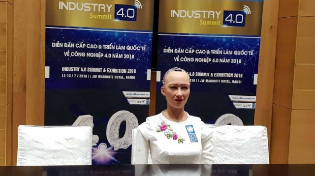 Robot Sophia - bước đột phá của trí tuệ nhân tạo phát biểu tại một diễn đàn công nghệ ở Việt Nam.
