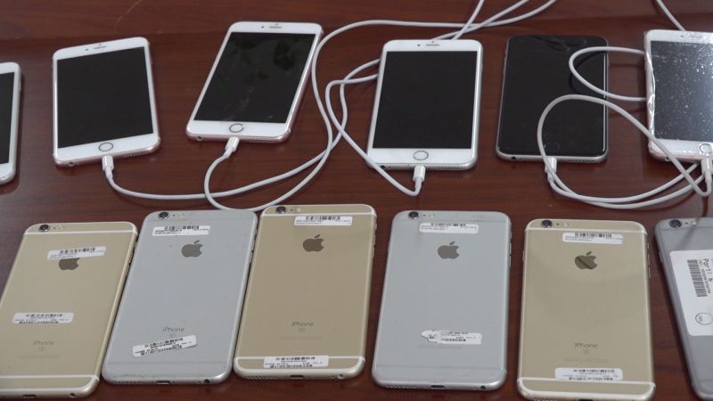 Những chiếc điện thoại di động Iphone đang bị thu giữ Những chiếc điện thoại di động Iphone đang bị thu giữ
