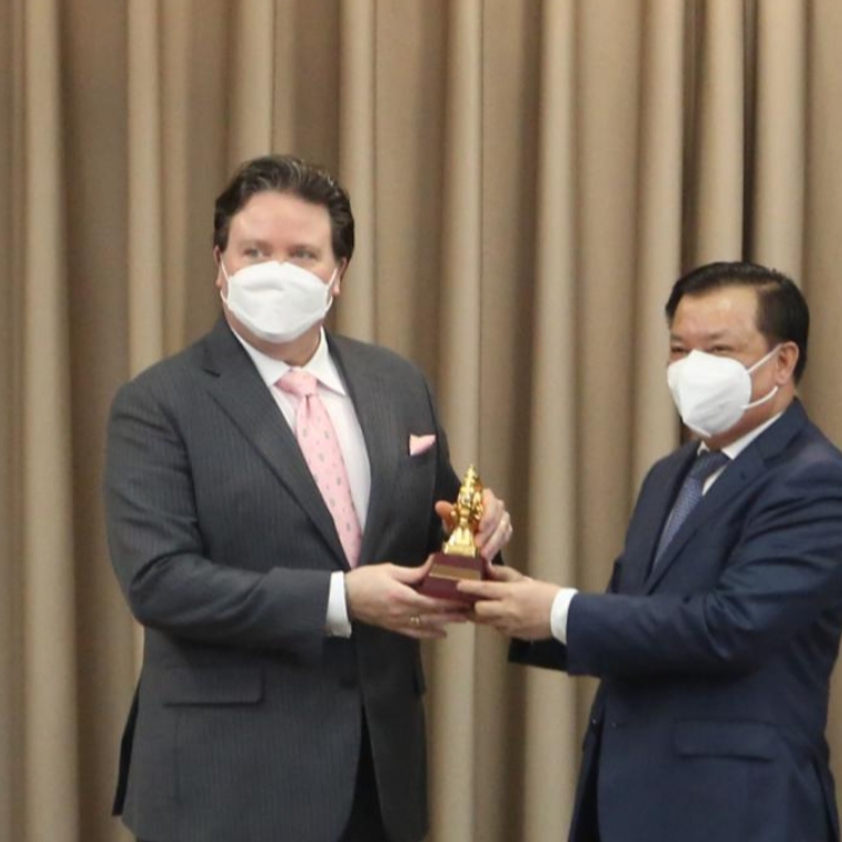 Bí thư Thành ủy Hà Nội tặng quà lưu niệm cho Đại sứ Hoa Kỳ Bí thư Thành ủy Hà Nội tặng quà lưu niệm cho Đại sứ Hoa Kỳ