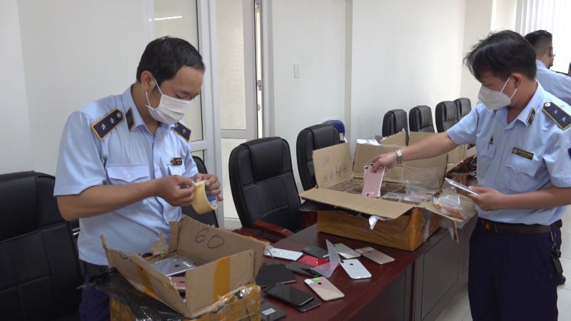 Lực lượng chức năng kiểm tra lô hàng Lực lượng chức năng kiểm tra lô hàng