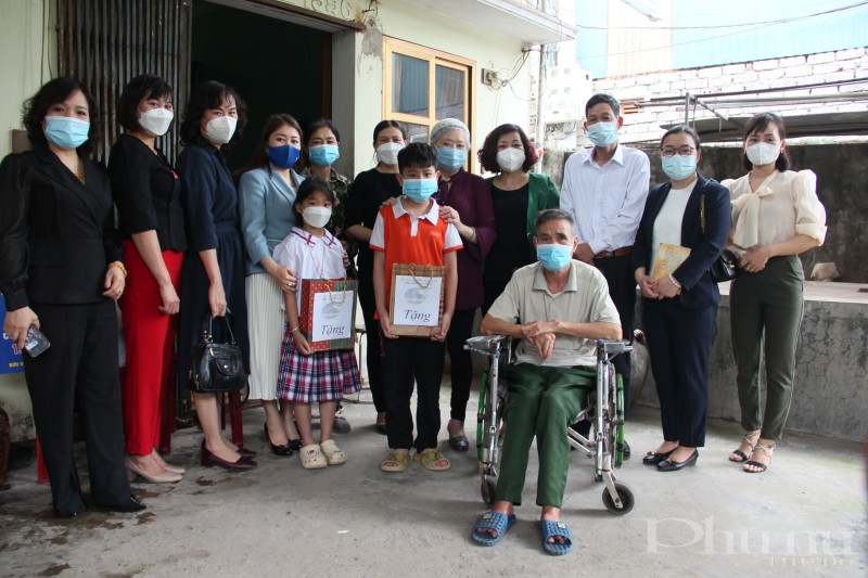 Ngo&agrave;i phần qu&agrave; hỗ trợ của Hội LHPN v&agrave; c&aacute;c nh&agrave; hảo t&acirc;m, ch&iacute;nh quyền địa phương cũng c&oacute; những phần qu&agrave; thiết thực gửi tới c&aacute;c ch&aacute;u mồ c&ocirc;i, kh&oacute; khăn.