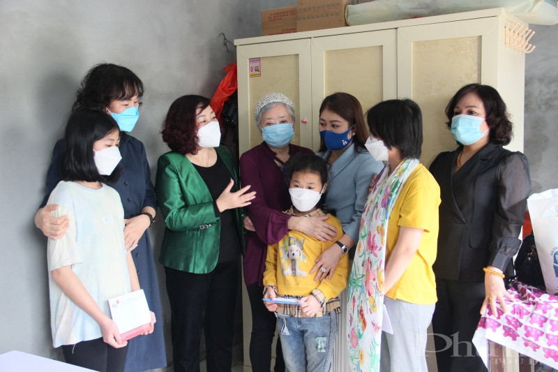 C&aacute;c đại biểu trong đo&agrave;n c&ocirc;ng t&aacute;c tr&ograve; chuyện, thăm hỏi, động vi&ecirc;n ba chị em Thư, Yến, Trang tại Ph&uacute;c Thọ.