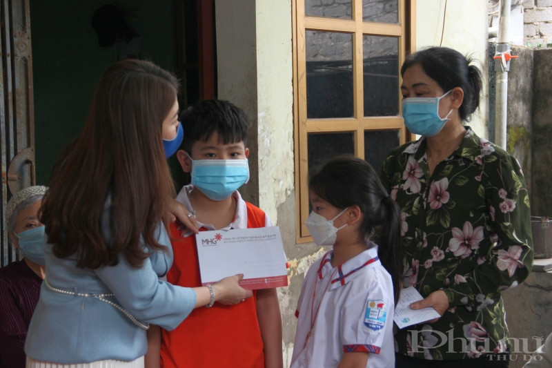 B&agrave; Phạm Mỹ Hạnh trao hỗ trợ 6 th&aacute;ng đầu năm cho trường hợp mồ c&ocirc;i tại Thường T&iacute;n.