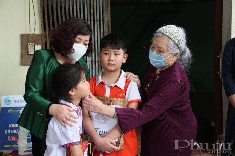 B&agrave; Trần Tố Nga (b&ecirc;n phải) v&agrave; b&agrave; L&ecirc; Thị Thi&ecirc;n Hương (b&ecirc;n tr&aacute;i) động vi&ecirc;n anh em Dũng tại Thường T&iacute;n.