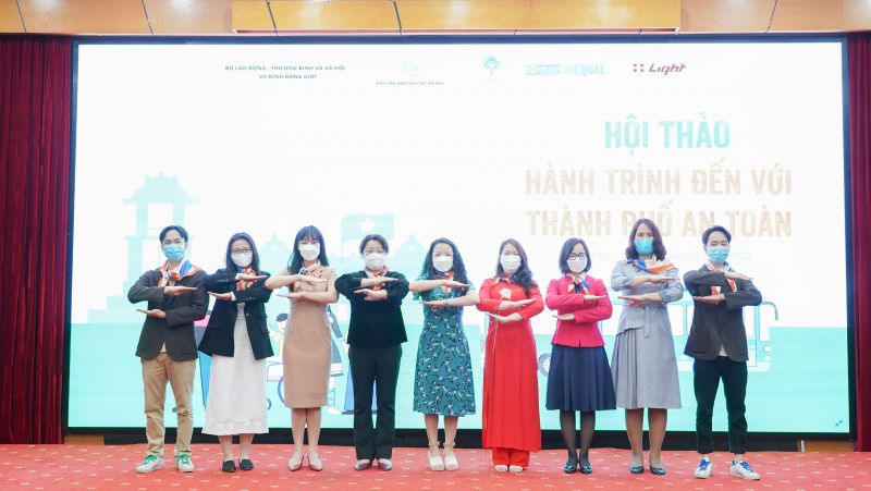 Đại diện các bên tham gia dự án cam kết cùng nỗ lực hành động x&acirc;y dựng th&agrave;nh phố an to&agrave;n cho phụ nữ v&agrave; trẻ em g&aacute;i