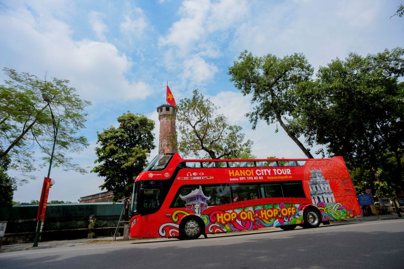Du khách tham quan TP Hà Nội bằng xe bus 2 tầng
