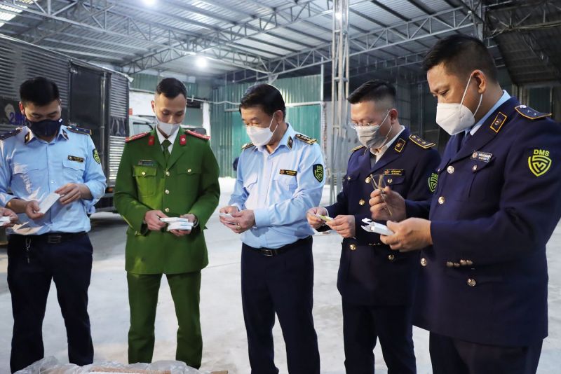 Lực lượng chức năng đang kiểm tra lô hàng