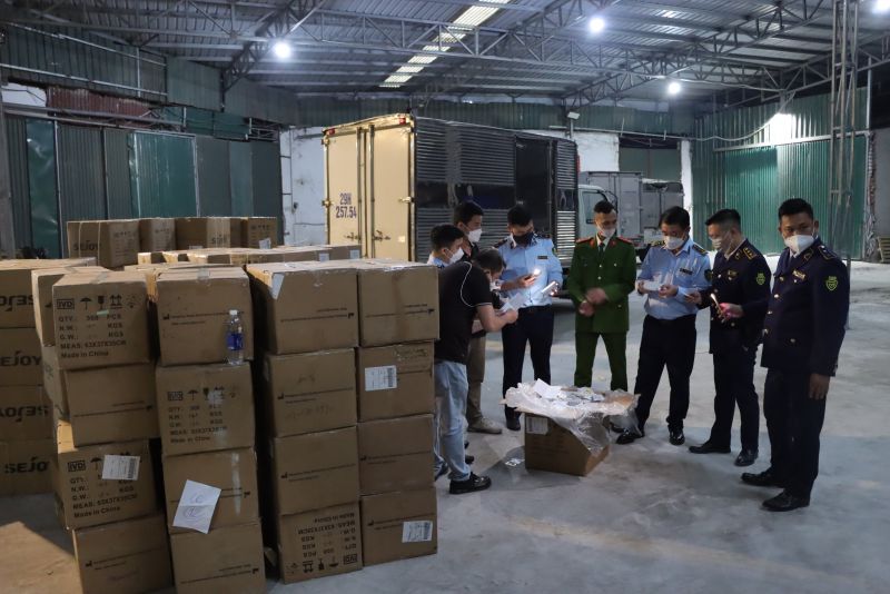 Lực lượng chức năng đang kiểm tra lô hàng