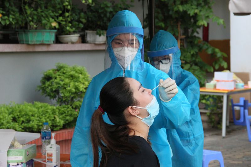 Cán bộ y tế lấy mẫu xét nghiệm COvid-19 cho người dân	Ảnh minh họa