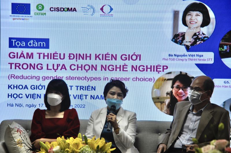 B&agrave; L&ecirc; Quỳnh Trang,  Tổng bi&ecirc;n tập B&aacute;o Phụ nữ Thủ đ&ocirc; chia sẻ tại tọa đ&agrave;m