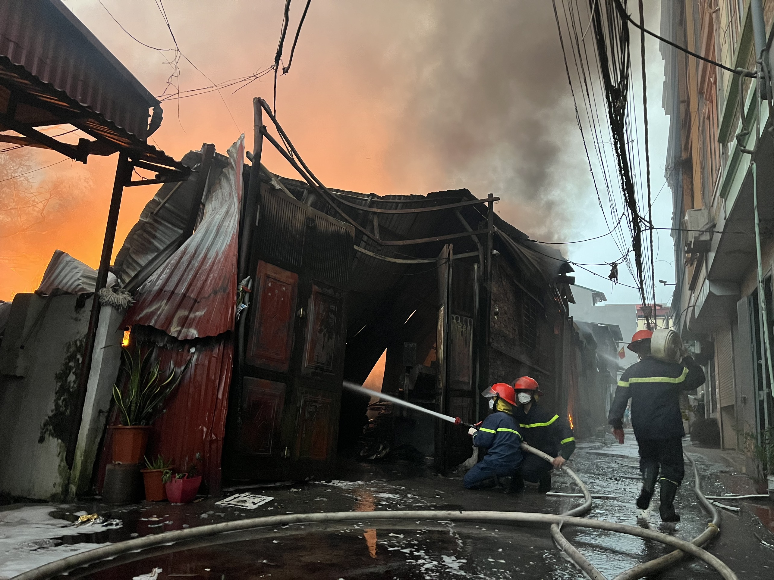 Sau 3 tiếng nỗ lực dập lửa, đến 20h c&ugrave;ng ng&agrave;y, đ&aacute;m ch&aacute;y về cơ bản được dập tắt