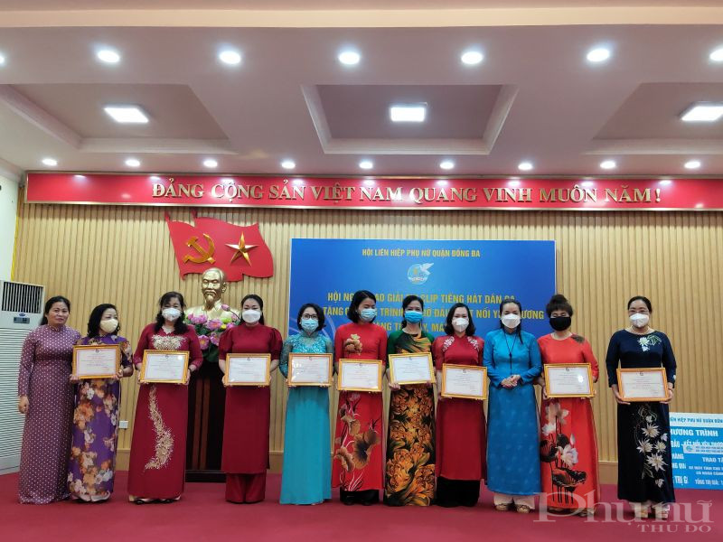Hội LHPN quận Đống Đa trao giải thi Clip tiếng hát dân ca cho Hội LHPN các phường đã đạt giải Nhất, Nhì và Giải Ba