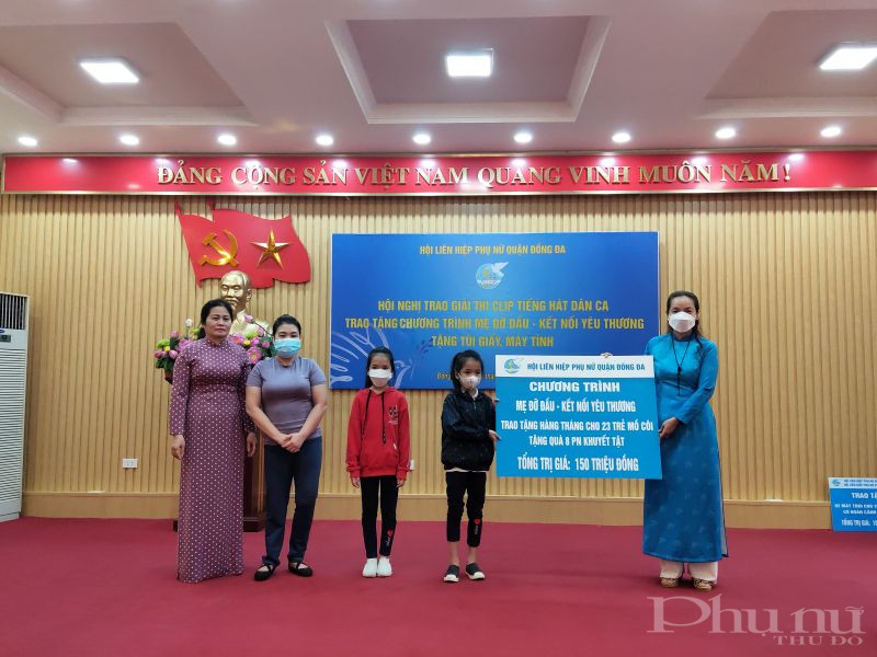 Dịp này, Hội LHPN quận trao tặng chương trình Mẹ đỡ đầu_ kết nối yêu thương với tổng trị giá 150 triệu đồng quà tặng cho trẻ em mồ côi và phụ nữ khuyết tật trên địa bàn quận